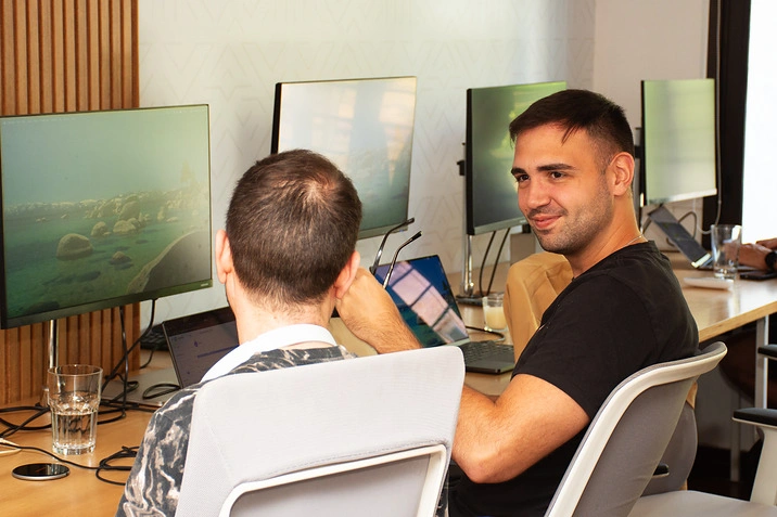 Equipo de WyeWorks programando en pareja